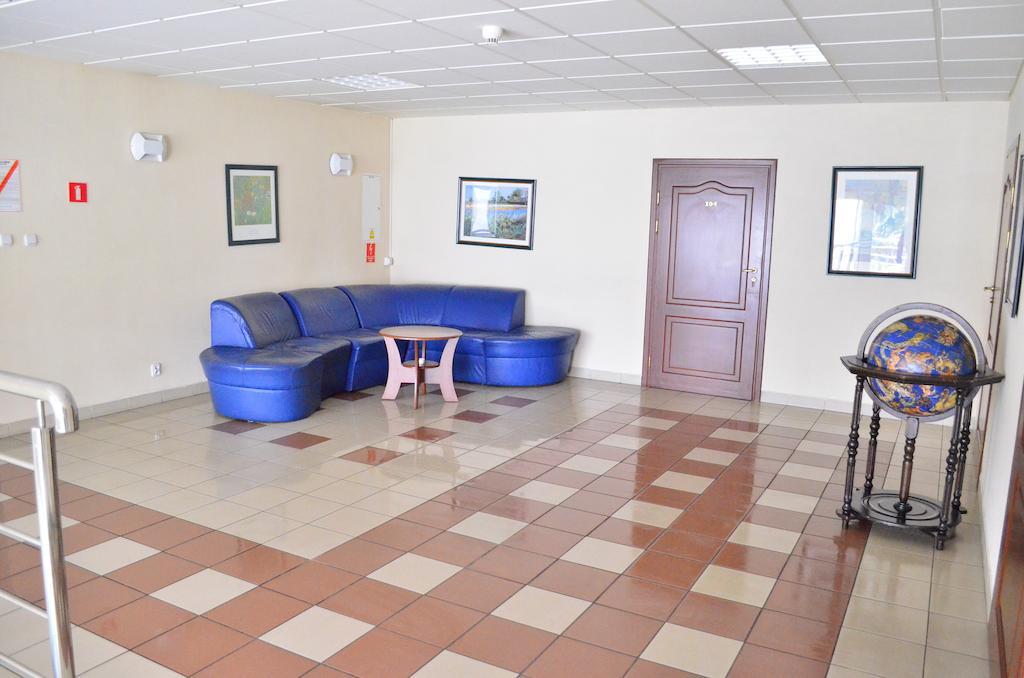 Hotel Mikorzyn Ślesin エクステリア 写真